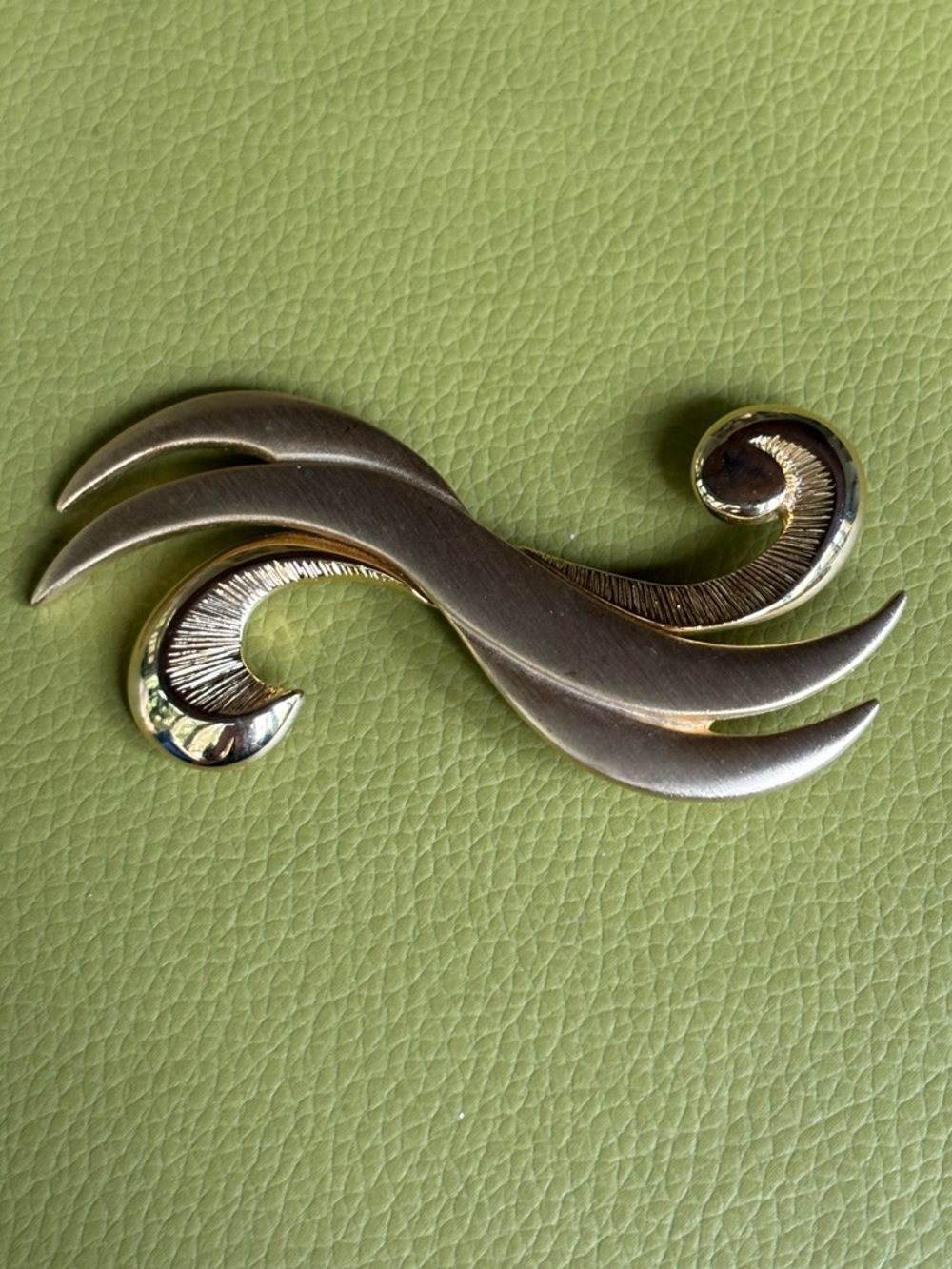 Vintage 1980s Tona gold tone swirl large brooch